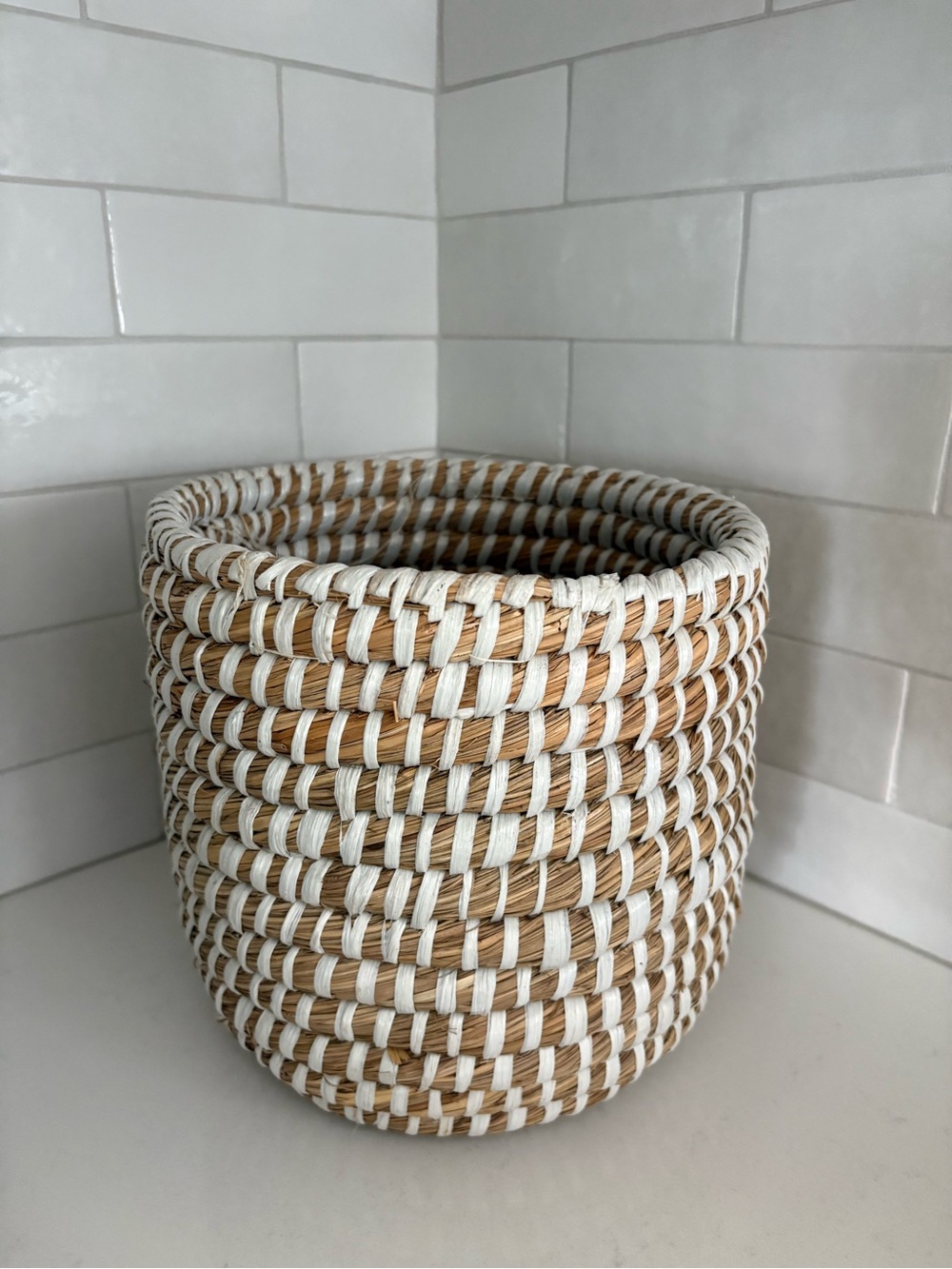 Natural & White Woven Basket – Decorative Storage Basket or decorative plant pot